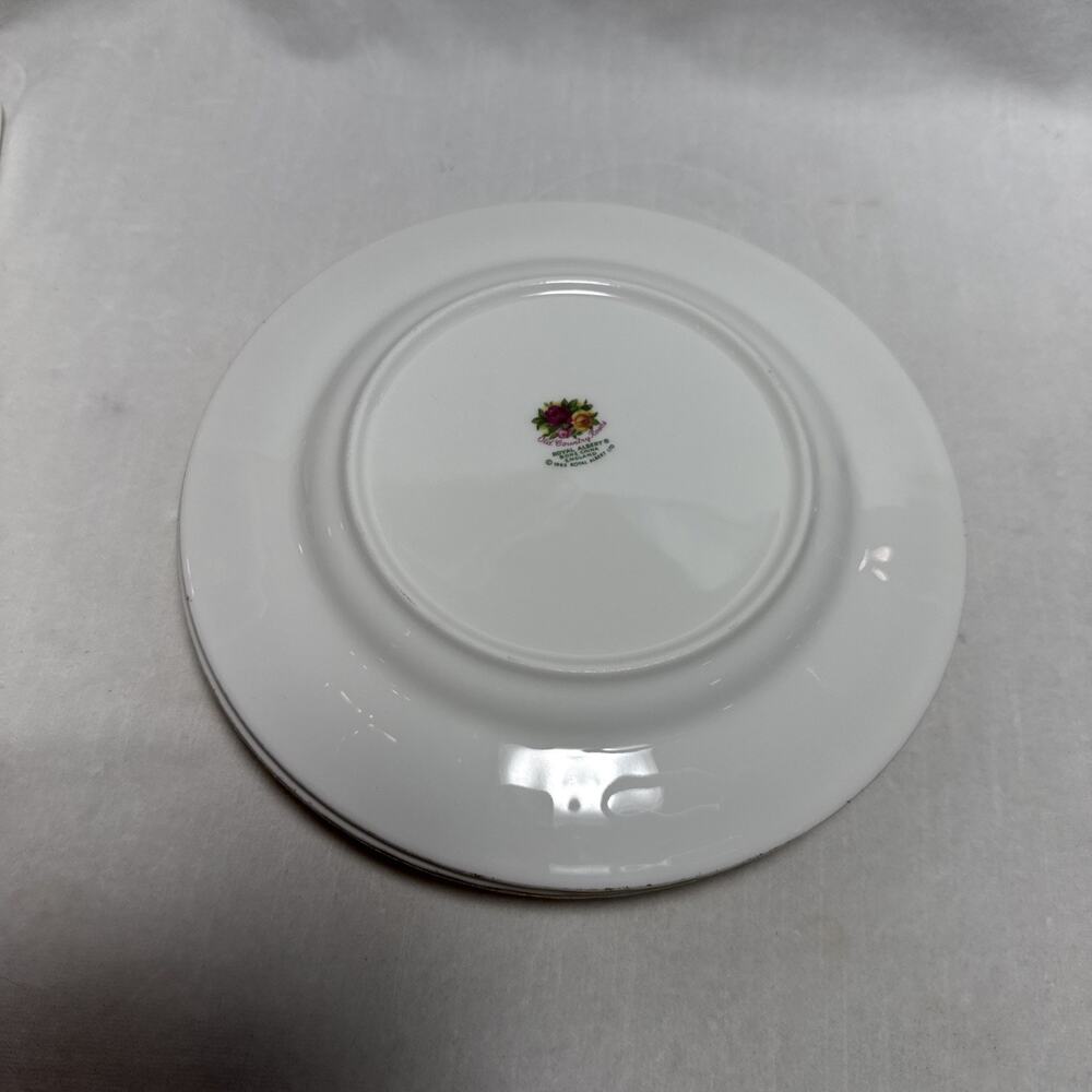 6 Royal Albert Bone China OLD COUNTRY ROSES 7 3/4" SALAD PLATES - Picture 4 of 7